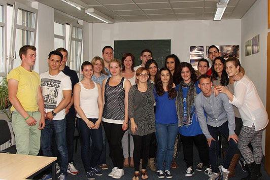 Foto Schüler des Burg Gymnasium in Friedberg und Teilnehmer des Deutschkurs für spanische Pflegekräfte bei startHAUS gGmbH
